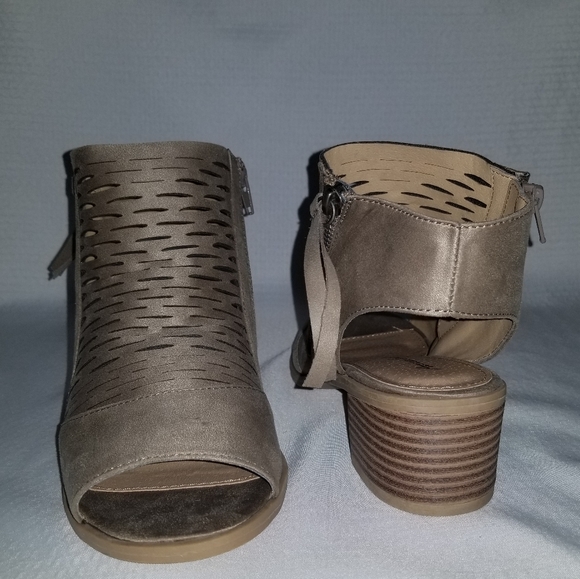 Women's Sandal - Picture 2 of 2